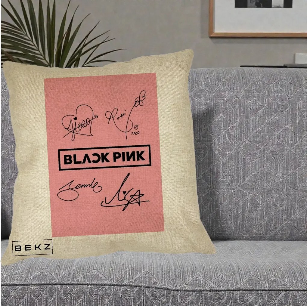 Perna Personalizata K-pop BLACKPINK Semnaturi Roz, 40x40 cm, Crem, Husa Detasabila, Perna Inclusa, BEKZ®