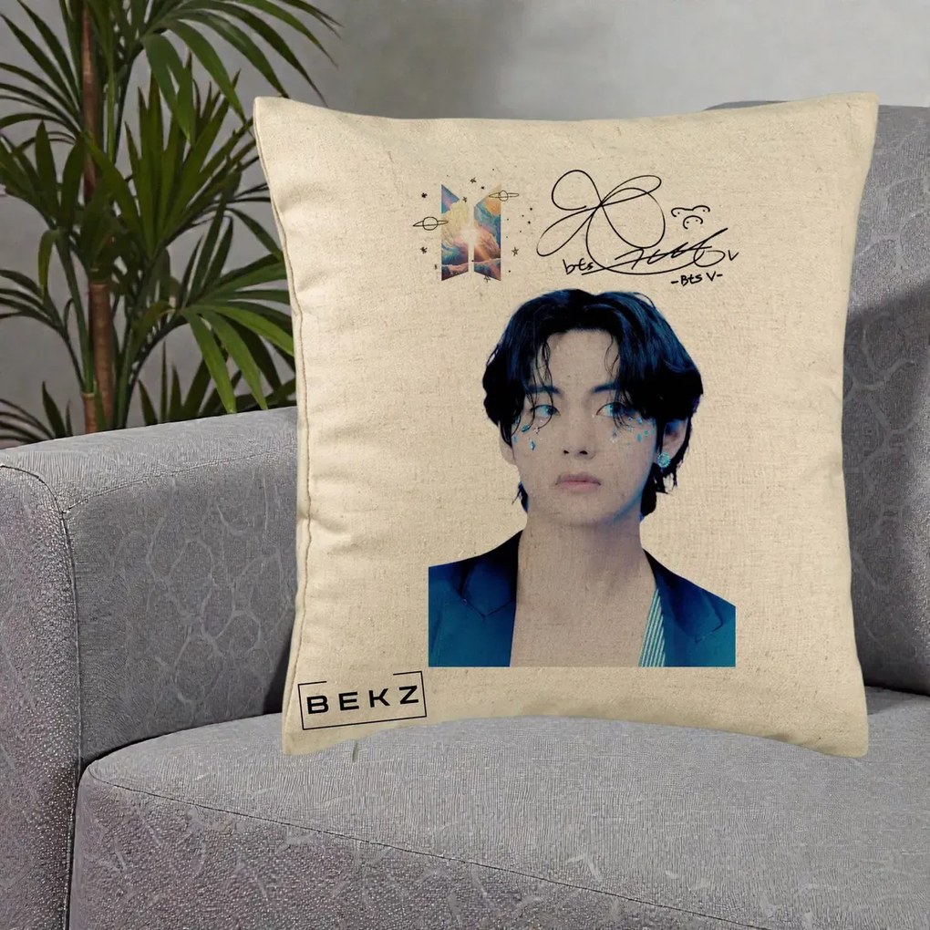 Perna Personalizata K-pop BTS V Taehyung Portret cu Autograf, 40x40 cm, Bej, Husa Detasabila, Perna Inclusa, BEKZ®