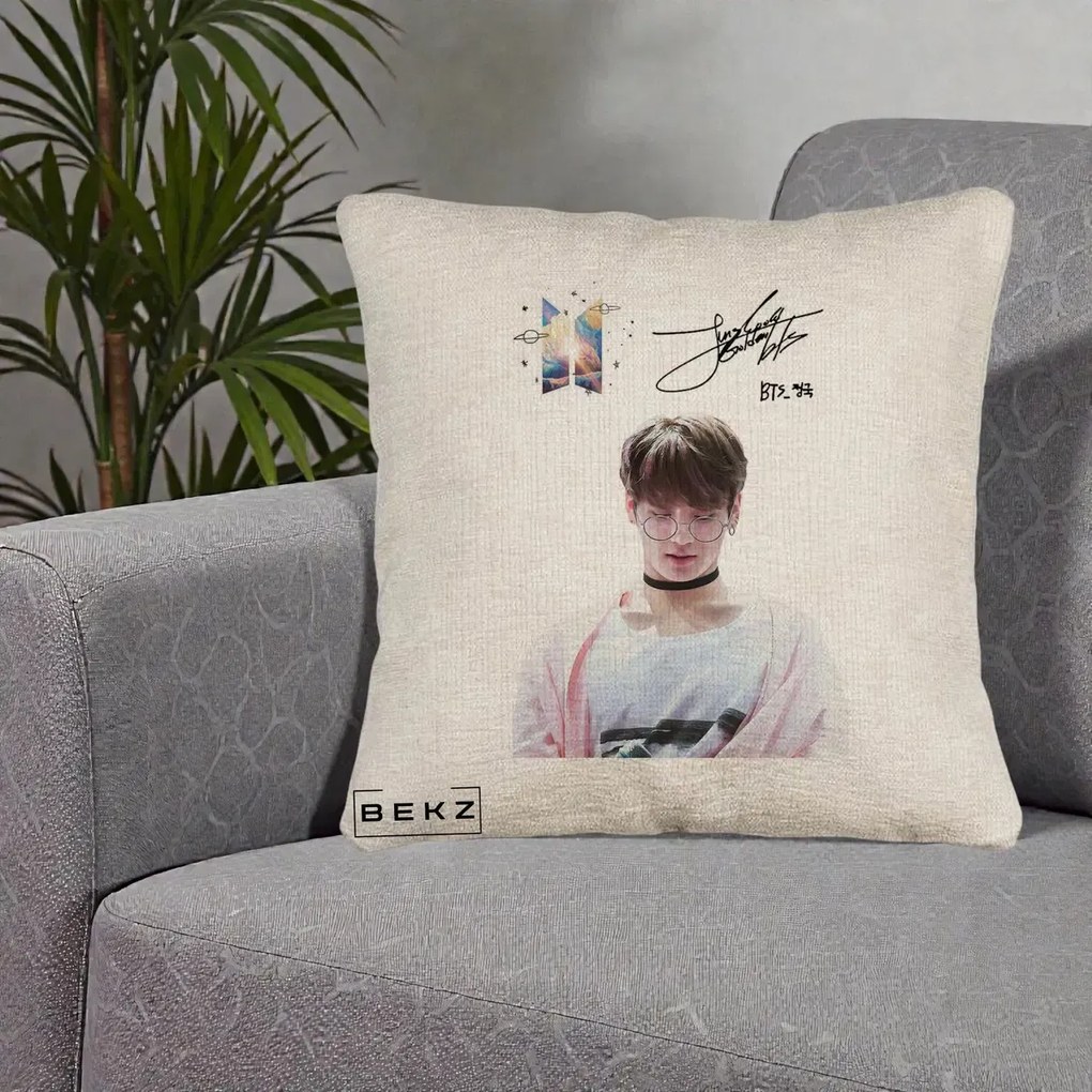 Perna Personalizata K-pop BTS Jungkook Portret cu Ochelari Autograf, 40x40 cm, Bej Canapea, Husa Detasabila, Perna Inclusa, BEKZ®