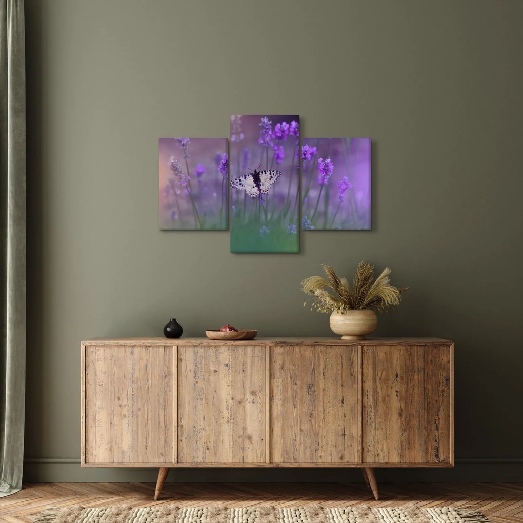 Tablou - fluture în lavandă (90x60 cm)