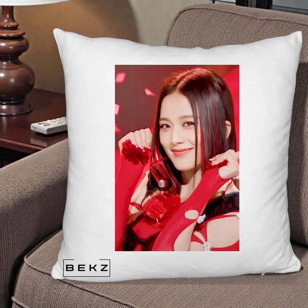 Perna Personalizata K-pop BLACKPINK Jisoo Rosu, 40x40 cm, Alb Pufos, Husa Detasabila, Perna Inclusa, BEKZ®