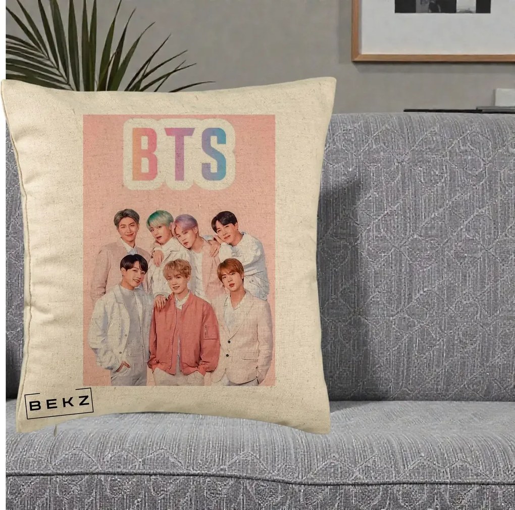 Perna Personalizata K-pop BTS Foto Grup cu BTS si Fond Roz Pastel, 40x40 cm, Bej, Husa Detasabila, Perna Inclusa, BEKZ®