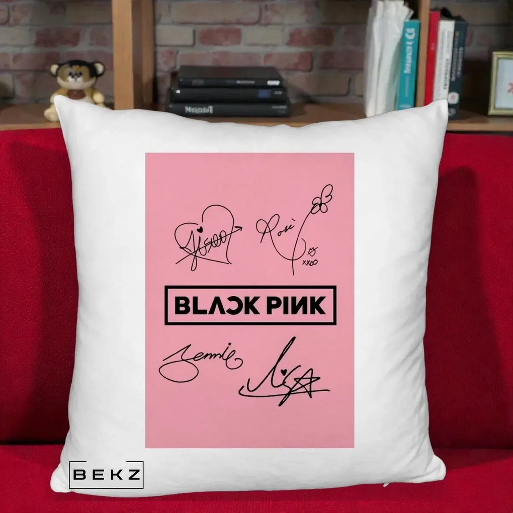 Perna Personalizata K-pop BLACKPINK Semnaturi Roz, 40x40 cm, Alb Pufos, Husa Detasabila, Perna Inclusa, BEKZ®