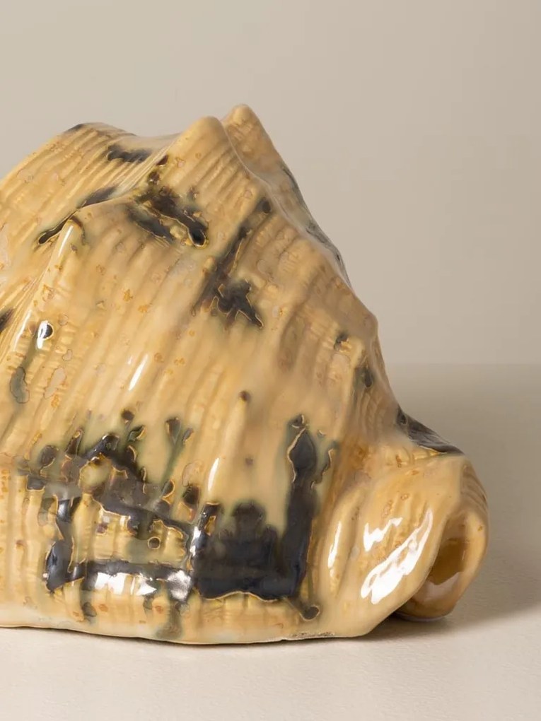 Decoratiune bej din ceramică in forma de scoica, "Ocean Whisper"