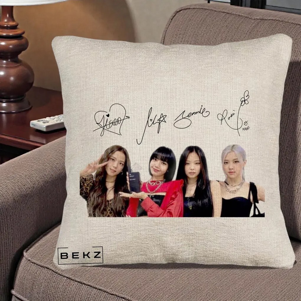 Perna Personalizata K-pop BLACKPINK Semnaturi, 40x40 cm, Bej Canapea, Husa Detasabila, Perna Inclusa, BEKZ®