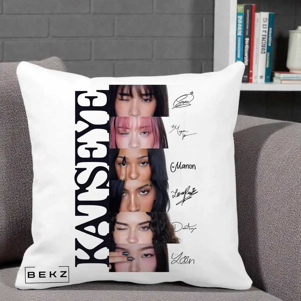 Perna Personalizata K-pop KATSEYE Semnaturi Membre Foto, 40x40 cm, Alba Mata, Husa Detasabila, Perna Inclusa, BEKZ®