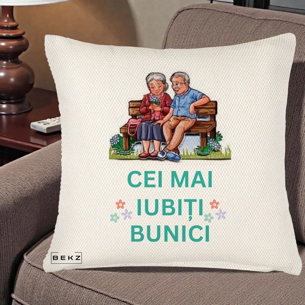 Cadou pentru Bunici - Perna Personalizata Cei Mai Iubiti Bunici Cuplu pe Banca Ilustratie, 40x40 cm, Crem Reliefat, Husa Detasabila, Perna Inclusa, BEKZ®