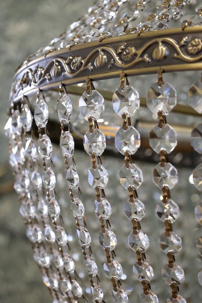 Candelabru francez din sticlă și fier, cu prisme din sticlă, finisaj alamă antichizată, H75 cm × Ø55 cm, „Versailles”