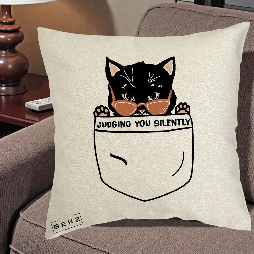 Perna Decorativa Judging You Silently Pisica Buzunar, 40x40 cm, Ecru, Husa Detasabila, Perna Inclusa, BEKZ®