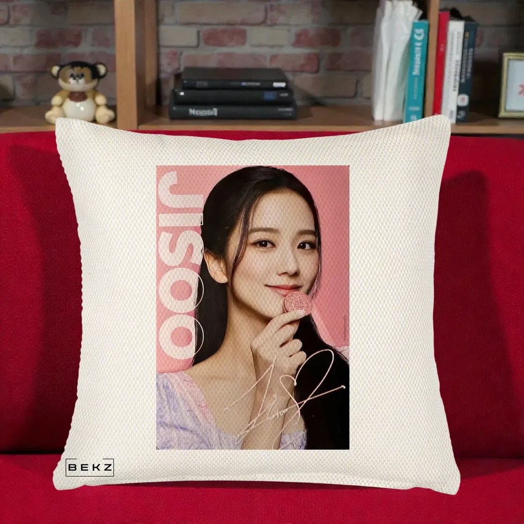 Perna Personalizata K-pop BLACKPINK Jisoo cu Semnatura si Fond Roz, 40x40 cm, Crem Reliefat, Husa Detasabila, Perna Inclusa, BEKZ®