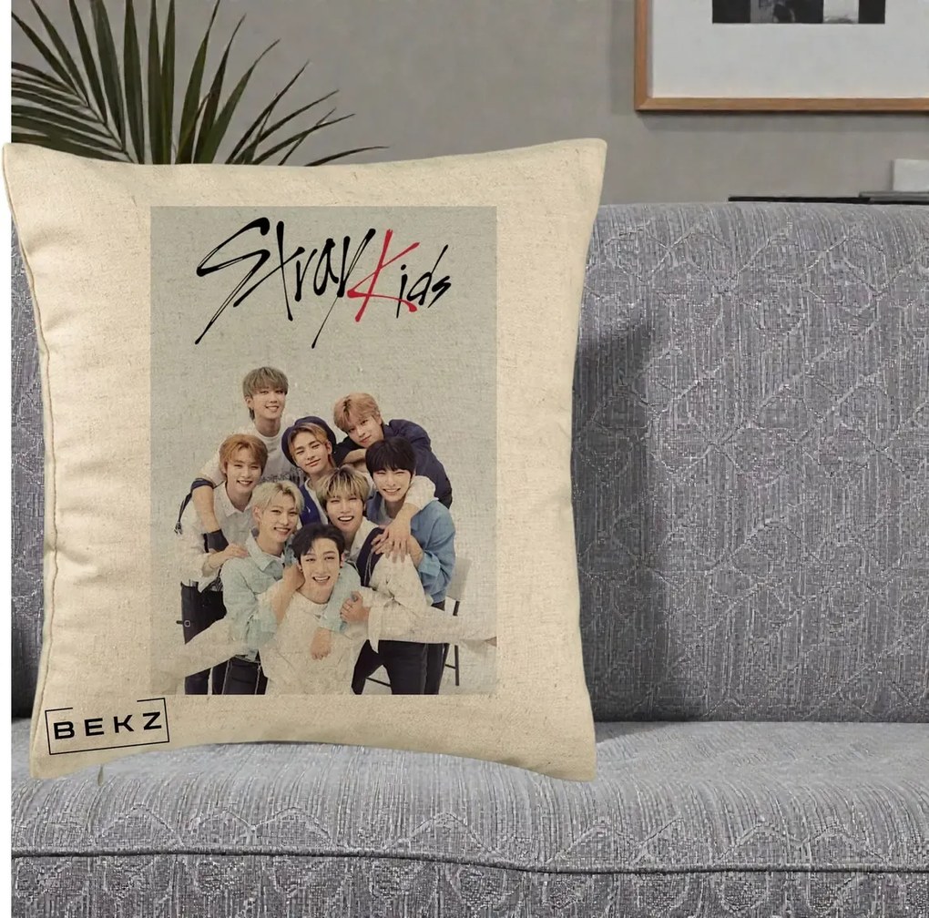 Perna Personalizata K-pop Stray Kids cu Foto Grup Alb-Albastru, 40x40 cm, Bej, Husa Detasabila, Perna Inclusa, BEKZ®