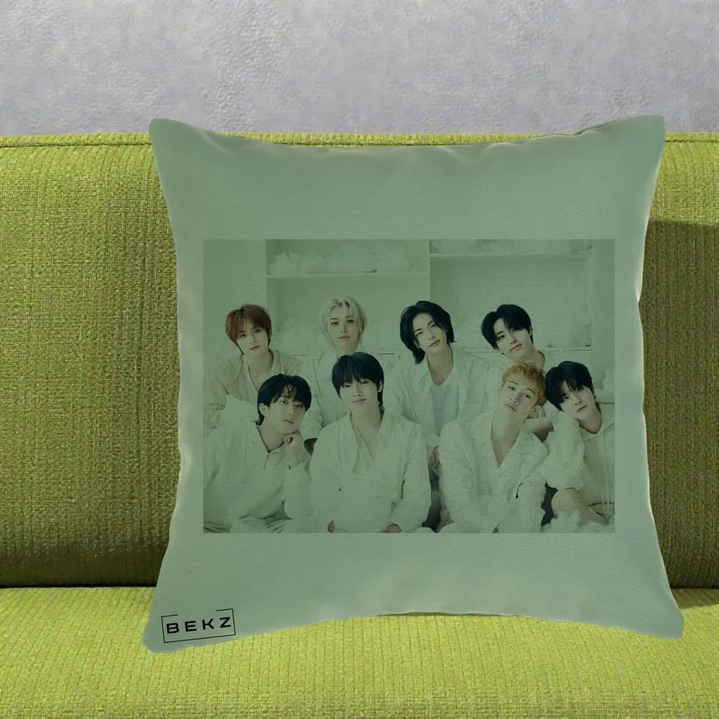 Perna Personalizata K-pop Stray Kids Foto Grup Alb All-White cu 8 Membrii, 40x40 cm, Verde, Husa Detasabila, Perna Inclusa, BEKZ®