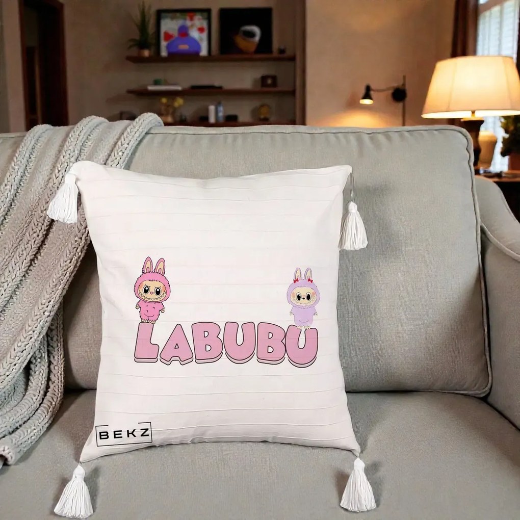 Perna Personalizata Labubu Duo Roz-Lila cu Text, 40x40 cm, Bej cu Franjuri, Husa Detasabila, Perna Inclusa, BEKZ®