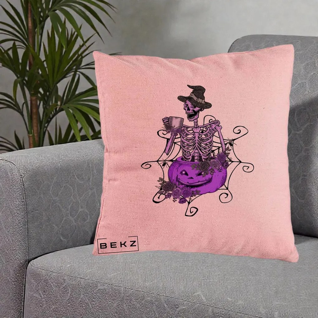 Perna Decorativa Schelet Vrajitor cu Dovleac Violet Halloween, 40x40 cm, Roz, Husa Detasabila, Perna Inclusa, BEKZ®