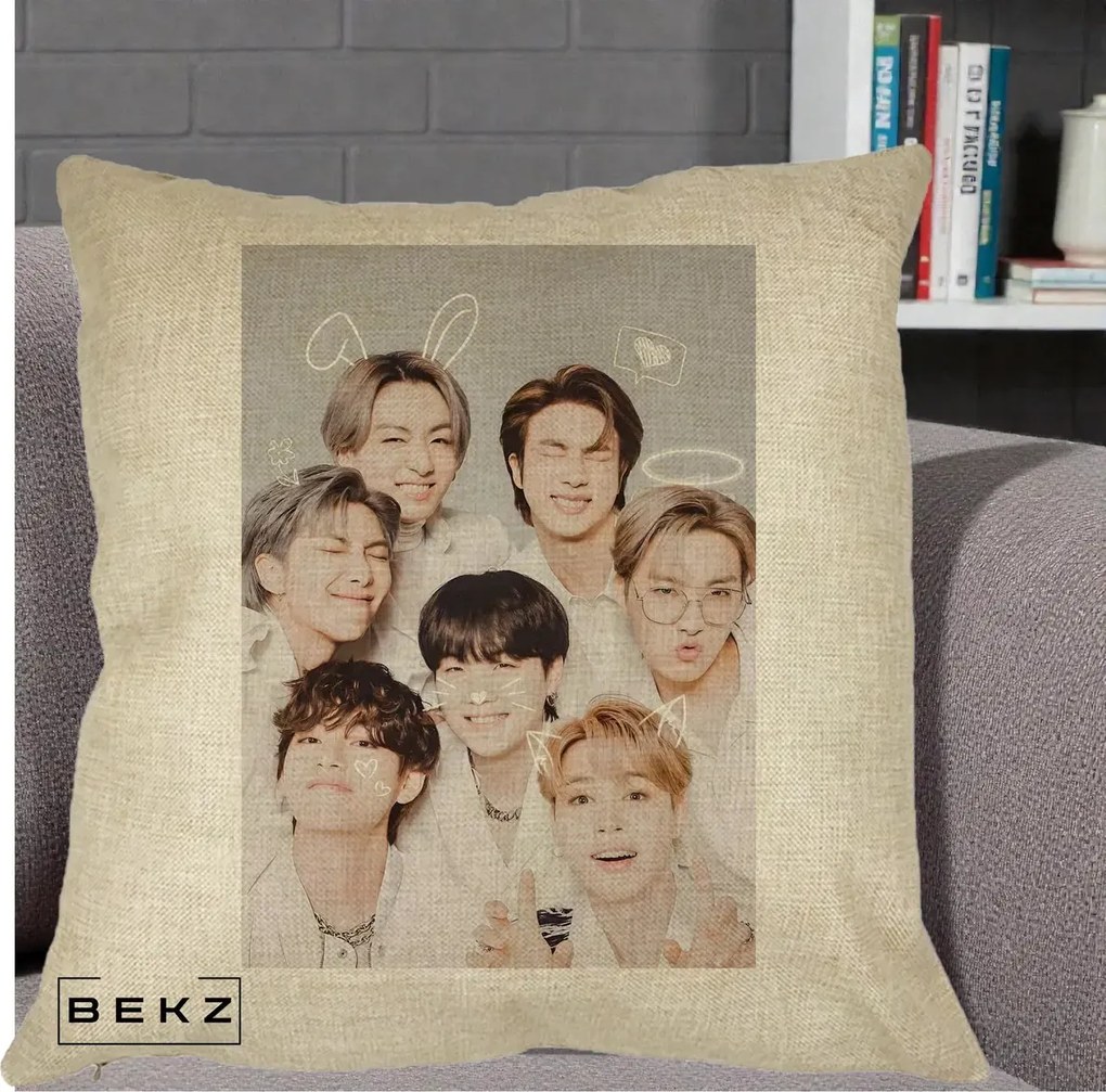Perna Personalizata K-pop BTS Foto Grup Cute cu Animatii si 7 Membrii, 40x40 cm, Crem, Husa Detasabila, Perna Inclusa, BEKZ®