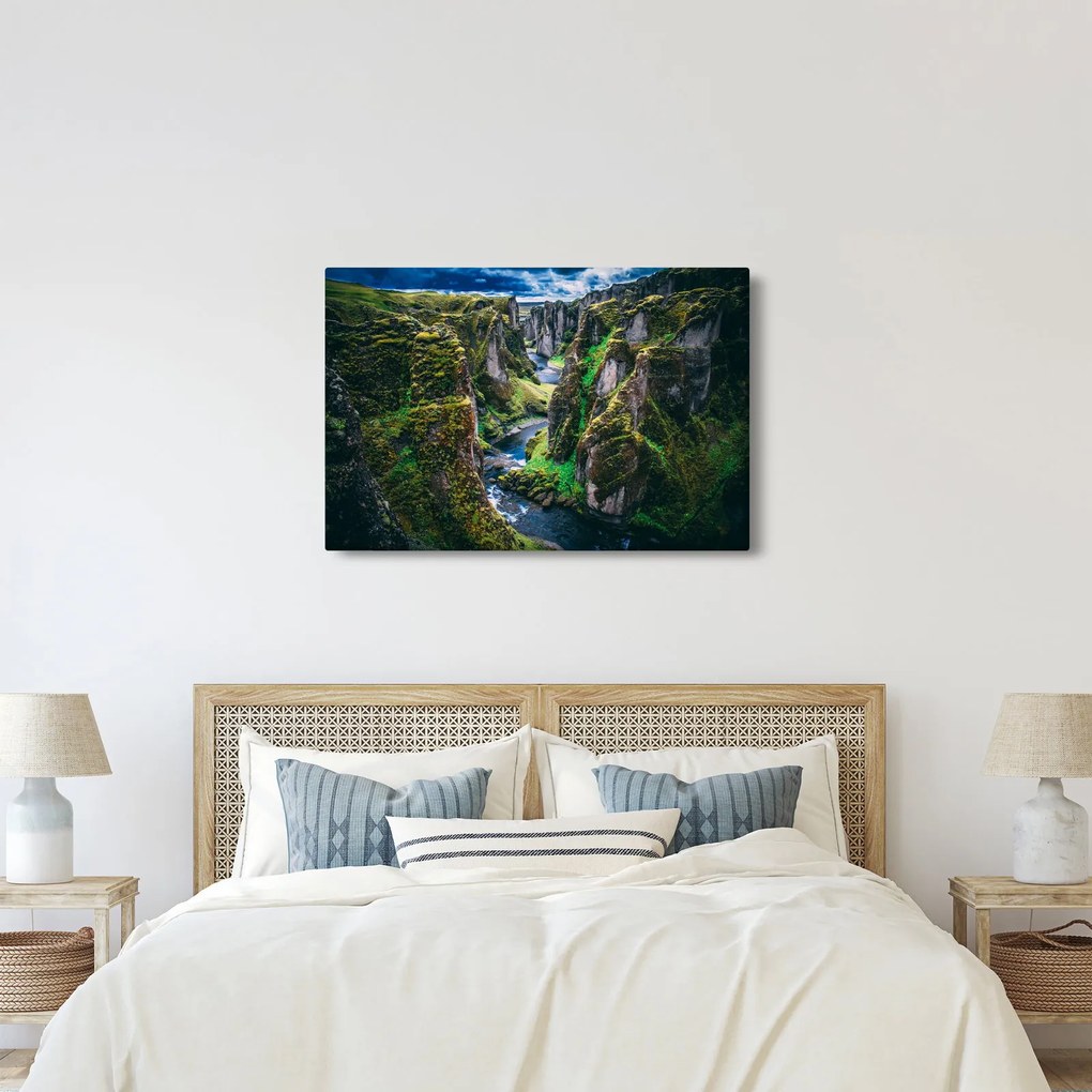 Tablou - Râu într-o vale stâncoasă (90x60 cm)