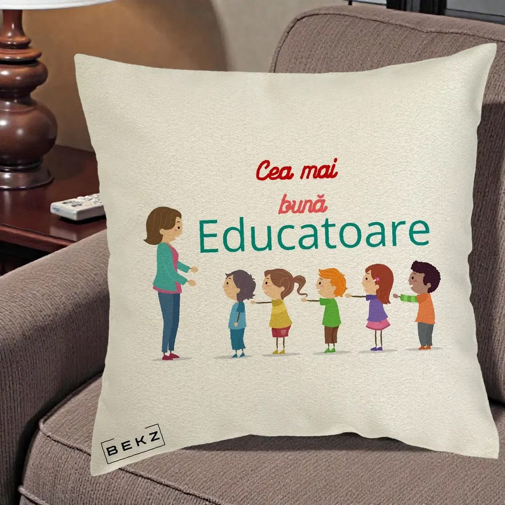Cadou pentru Educatoare - Perna Personalizata Cea mai Buna Educatoare cu Ilustratie Copii si Educatoare, 40x40 cm, Ecru, Husa Detasabila, Perna Inclusa, BEKZ®