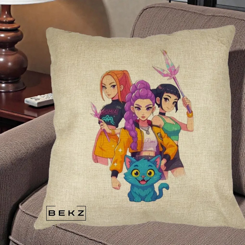 Perna Personalizata K-pop HUNTRX Trio cu Pisica si Cristale, 40x40 cm, Crem, Husa Detasabila, Perna Inclusa, BEKZ®