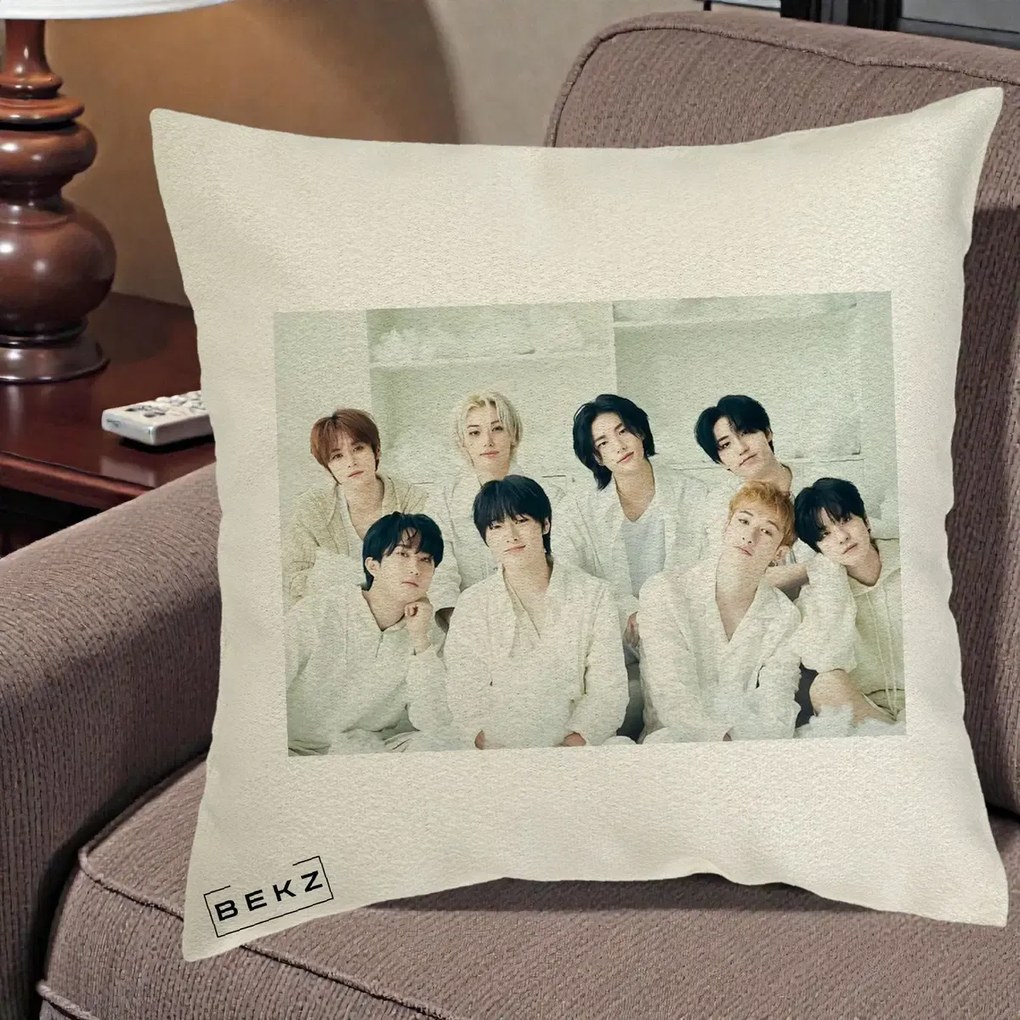 Perna Personalizata K-pop Stray Kids Foto Grup Alb All-White cu 8 Membrii, 40x40 cm, Ecru, Husa Detasabila, Perna Inclusa, BEKZ®