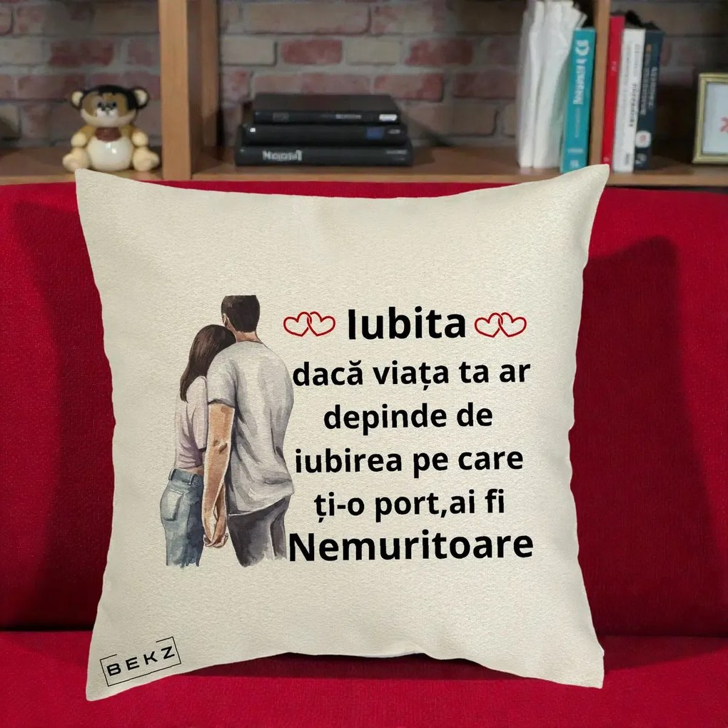Cadou pentru Iubita - Perna Personalizata Iubita Nemuritoare cu Cuplu Acuarela Roz si Inimi, 40x40 cm, Ecru, Husa Detasabila, Perna Inclusa, BEKZ®