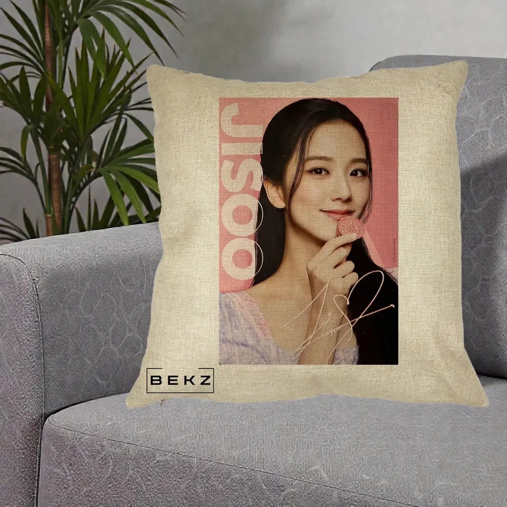 Perna Personalizata K-pop BLACKPINK Jisoo cu Semnatura si Fond Roz, 40x40 cm, Crem, Husa Detasabila, Perna Inclusa, BEKZ®