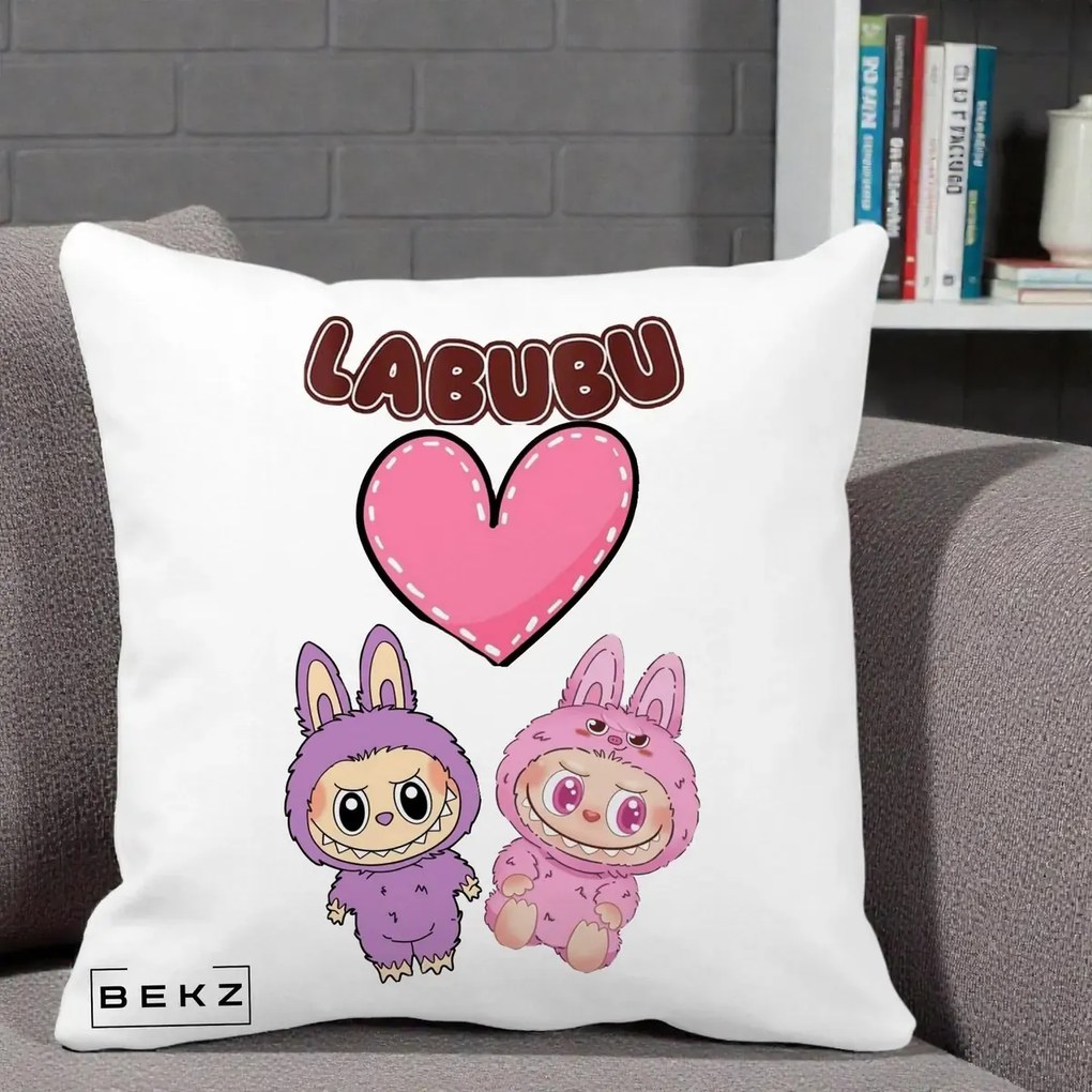 Perna Personalizata Labubu Cuplu Inima, 40x40 cm, Alba Mata, Husa Detasabila, Perna Inclusa, BEKZ®