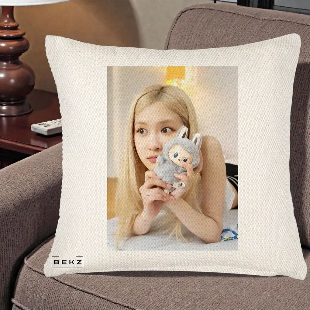 Perna Personalizata K-pop BLACKPINK Rose cu Papusa Iepure, 40x40 cm, Crem Reliefat, Husa Detasabila, Perna Inclusa, BEKZ®