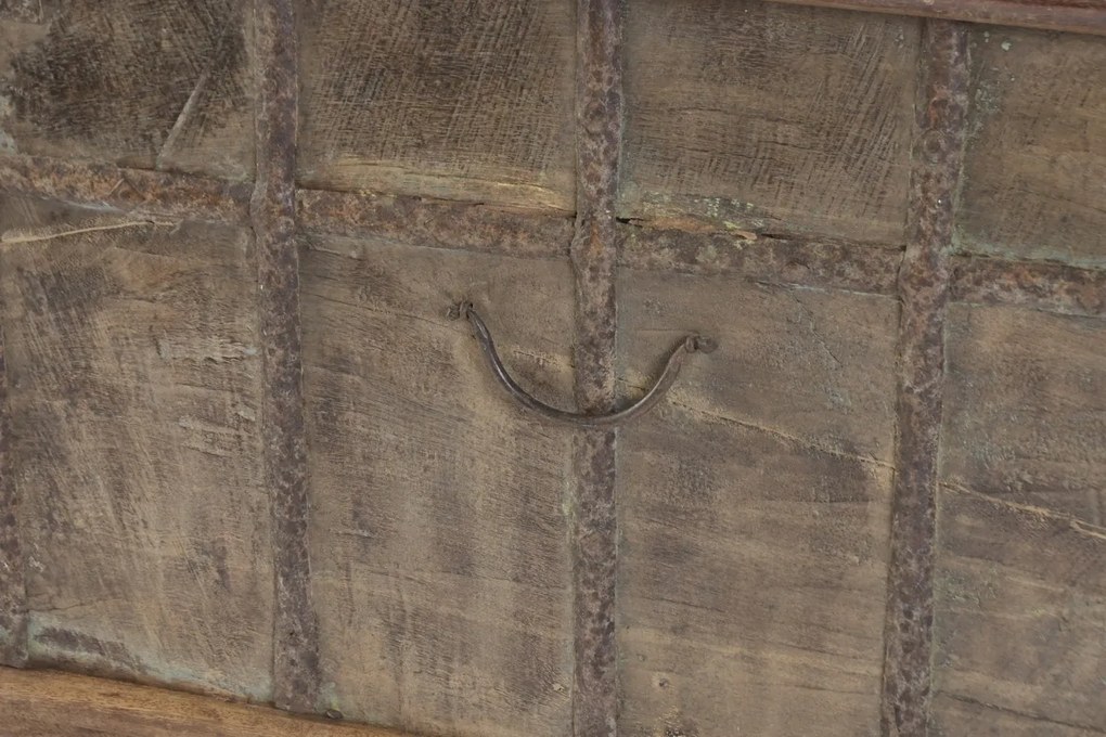 Cufăr vintage din lemn reciclat și metal, natur, cu feronerie în relief și picioare rotunde, finisaj patinat, 52 x 127 x 66 cm, „Lamanon”