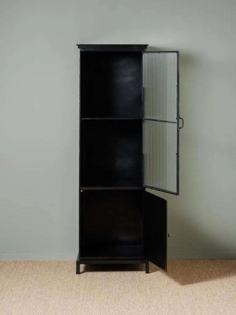Dulap înalt și îngust industrial din metal și sticlă, negru, cu 2 uși, 3 rafturi și sticlă striată, 165 x 52 x 38 cm, „Malcolm”
