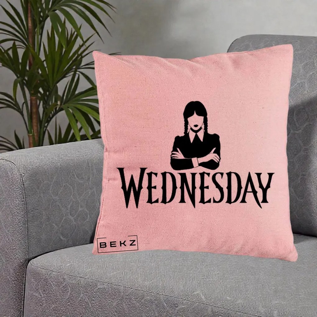 Perna Personalizata Wednesday Addams cu Brate Incrucisate, 40x40 cm, Roz, Husa Detasabila, Perna Inclusa, BEKZ®