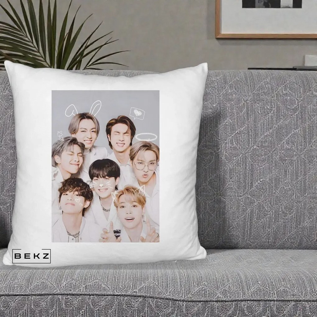 Perna Personalizata K-pop BTS Foto Grup Cute cu Animatii si 7 Membrii, 40x40 cm, Alb Pufos, Husa Detasabila, Perna Inclusa, BEKZ®