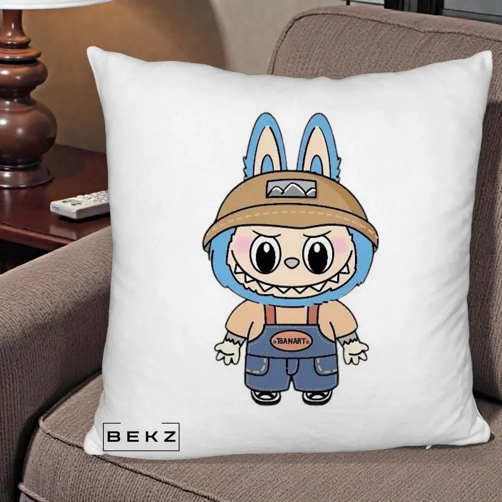 Perna Personalizata Labubu Toanart Blugi, 40x40 cm, Alb Pufos, Husa Detasabila, Perna Inclusa, BEKZ®