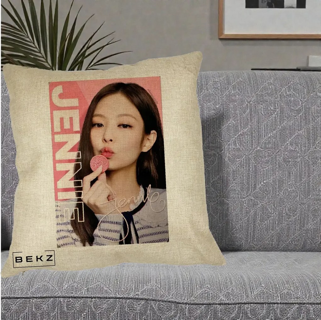 Perna Personalizata K-pop BLACKPINK Jennie cu Semnatura si Fond Roz, 40x40 cm, Crem, Husa Detasabila, Perna Inclusa, BEKZ®