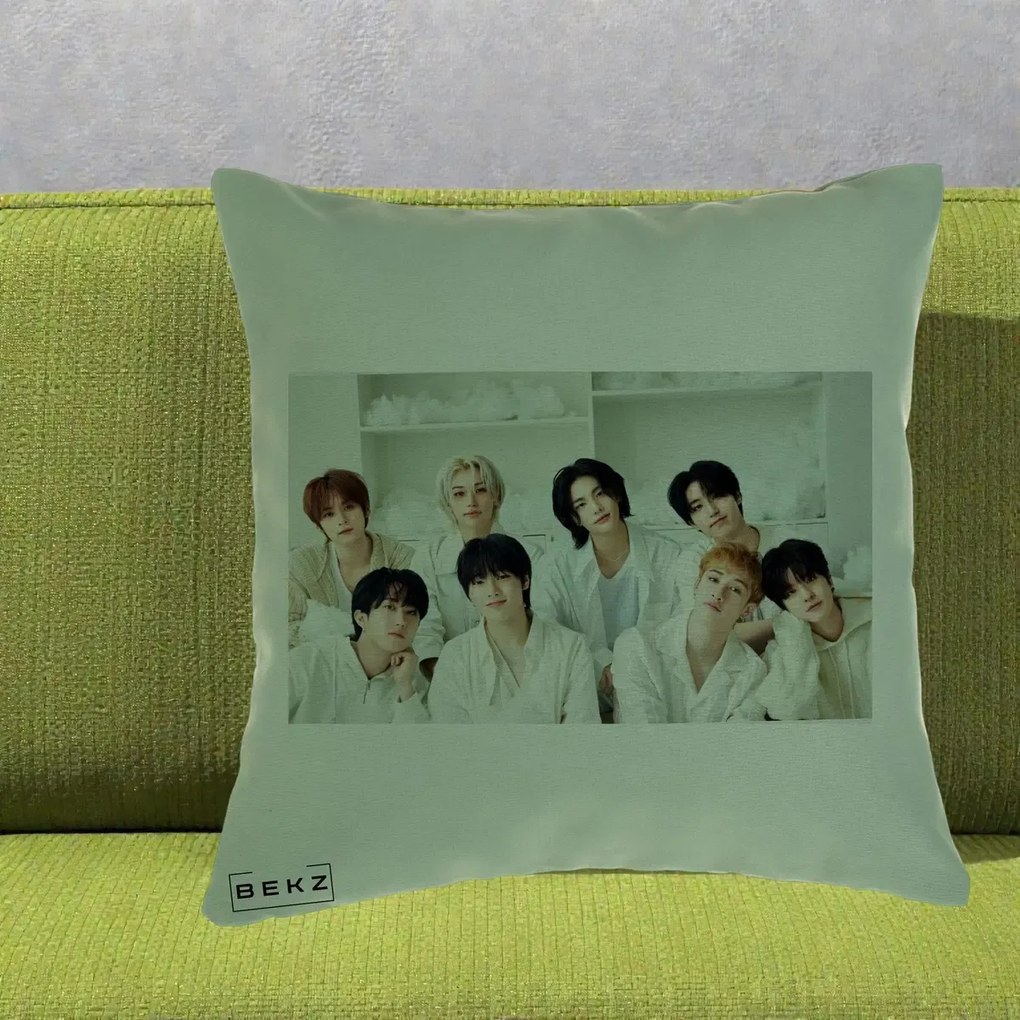 Perna Personalizata K-pop Stray Kids Foto Grup All-White Landscape, 40x40 cm, Verde, Husa Detasabila, Perna Inclusa, BEKZ®