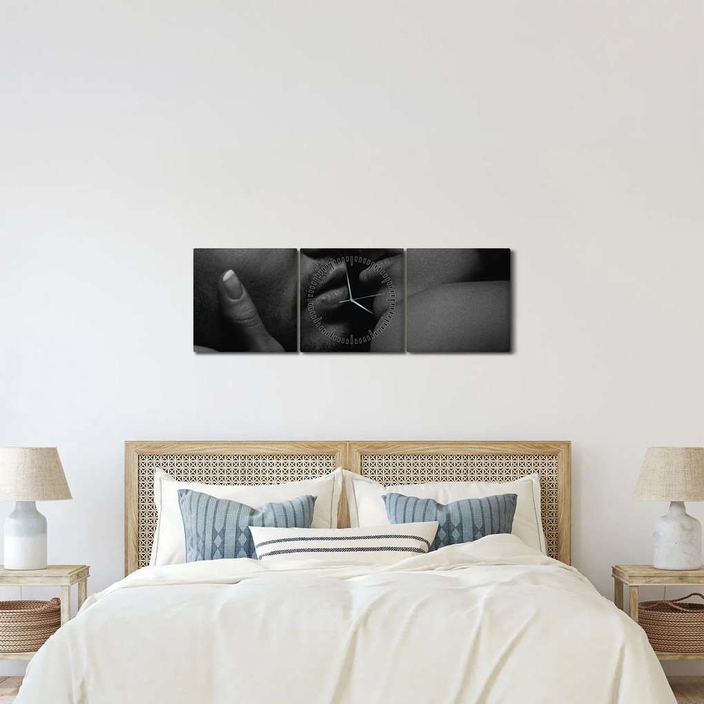 Tablou - Sărutul, fotografie alb-negru (cu ceas) (90x30 cm)