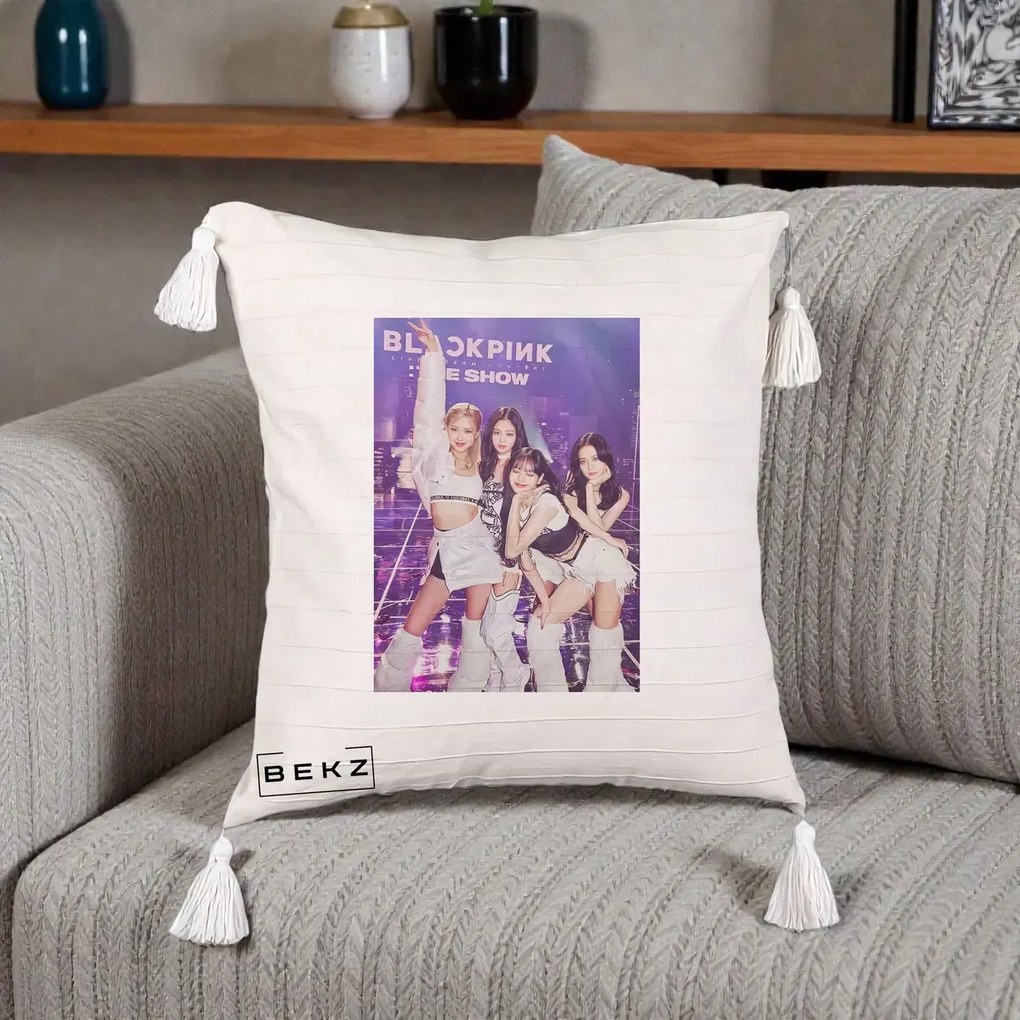 Perna Personalizata K-pop BLACKPINK The Show Concert cu 4 Membre pe Scena, 40x40 cm, Bej cu Franjuri, Husa Detasabila, Perna Inclusa, BEKZ®