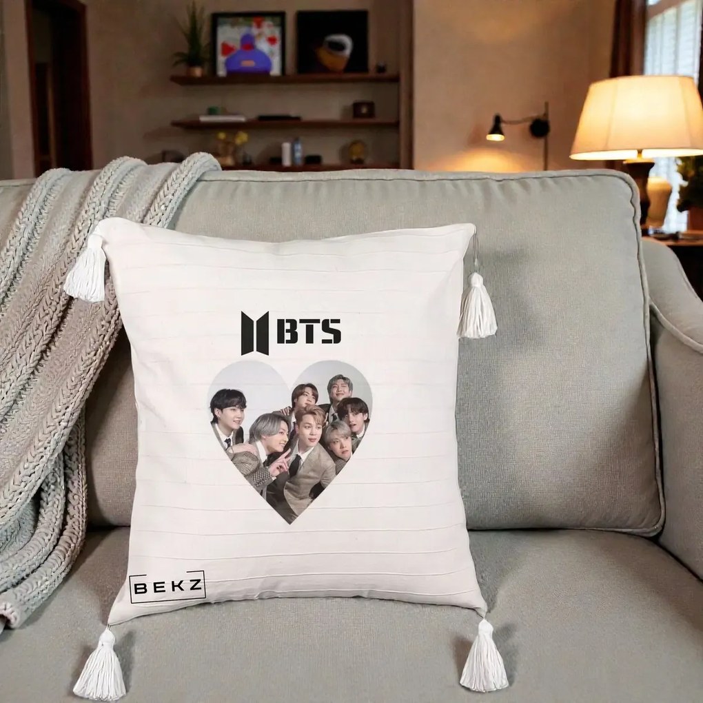 Perna Personalizata K-pop BTS Grup Fotografie in Inima, 40x40 cm, Bej cu Franjuri, Husa Detasabila, Perna Inclusa, BEKZ®