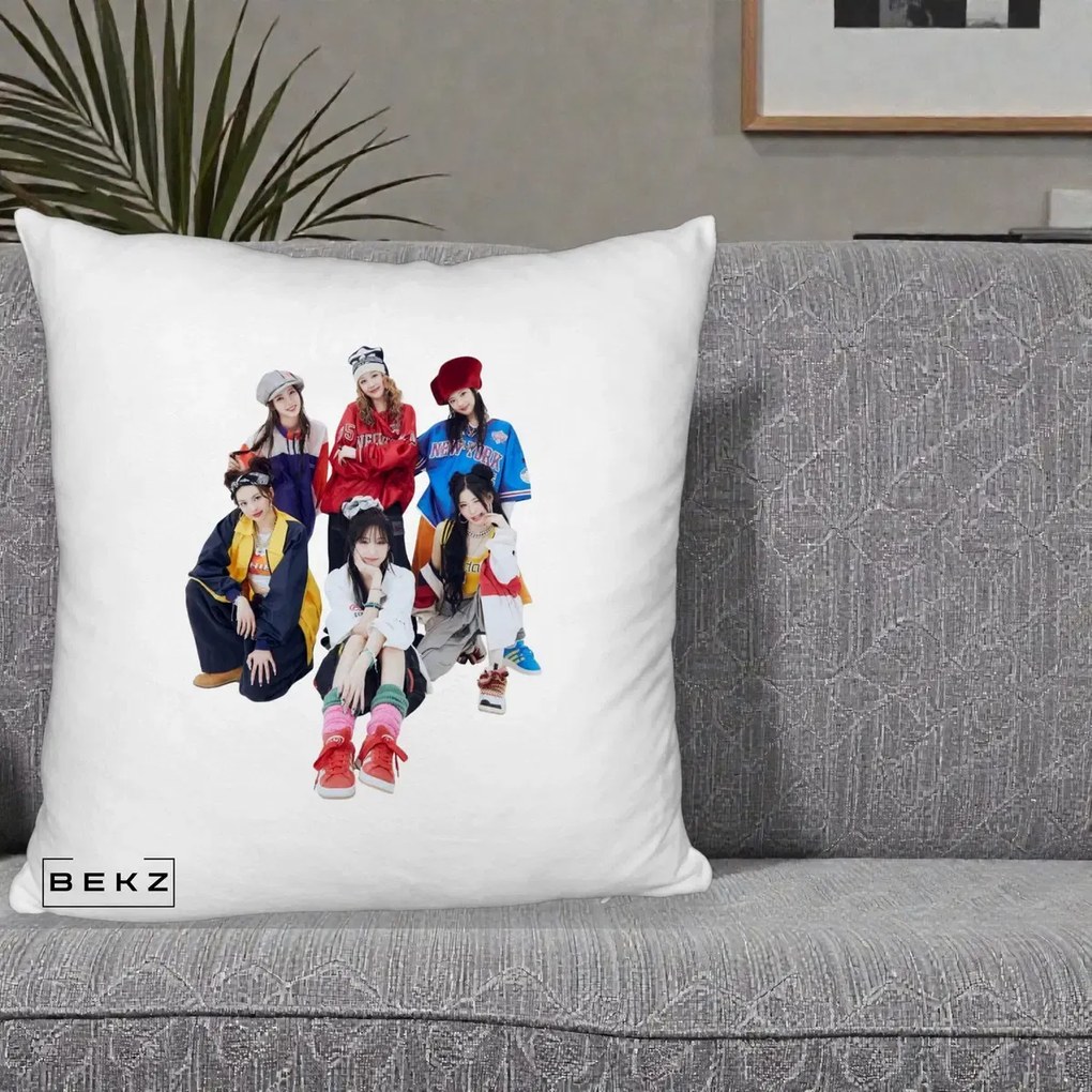 Perna Personalizata Grup K-pop Fete Streetwear Foto, 40x40 cm, Alb Pufos, Husa Detasabila, Perna Inclusa, BEKZ®