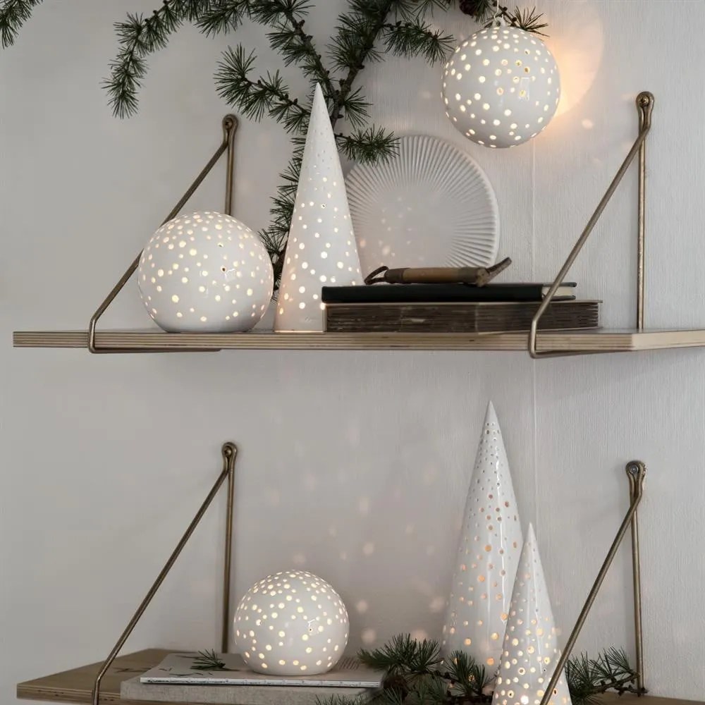 Sfeșnic din porțelan chinezesc pentru Crăciun Kähler Design Nobili, înălțime 19 cm, alb