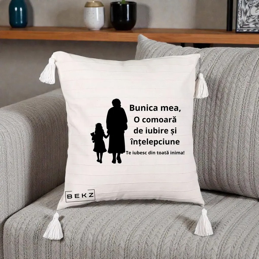Cadou pentru Bunica - Perna Personalizata Bunica Mea Comoara Iubire Intelepciune Silueta, 40x40 cm, Bej cu Franjuri, Husa Detasabila, Perna Inclusa, BEKZ®
