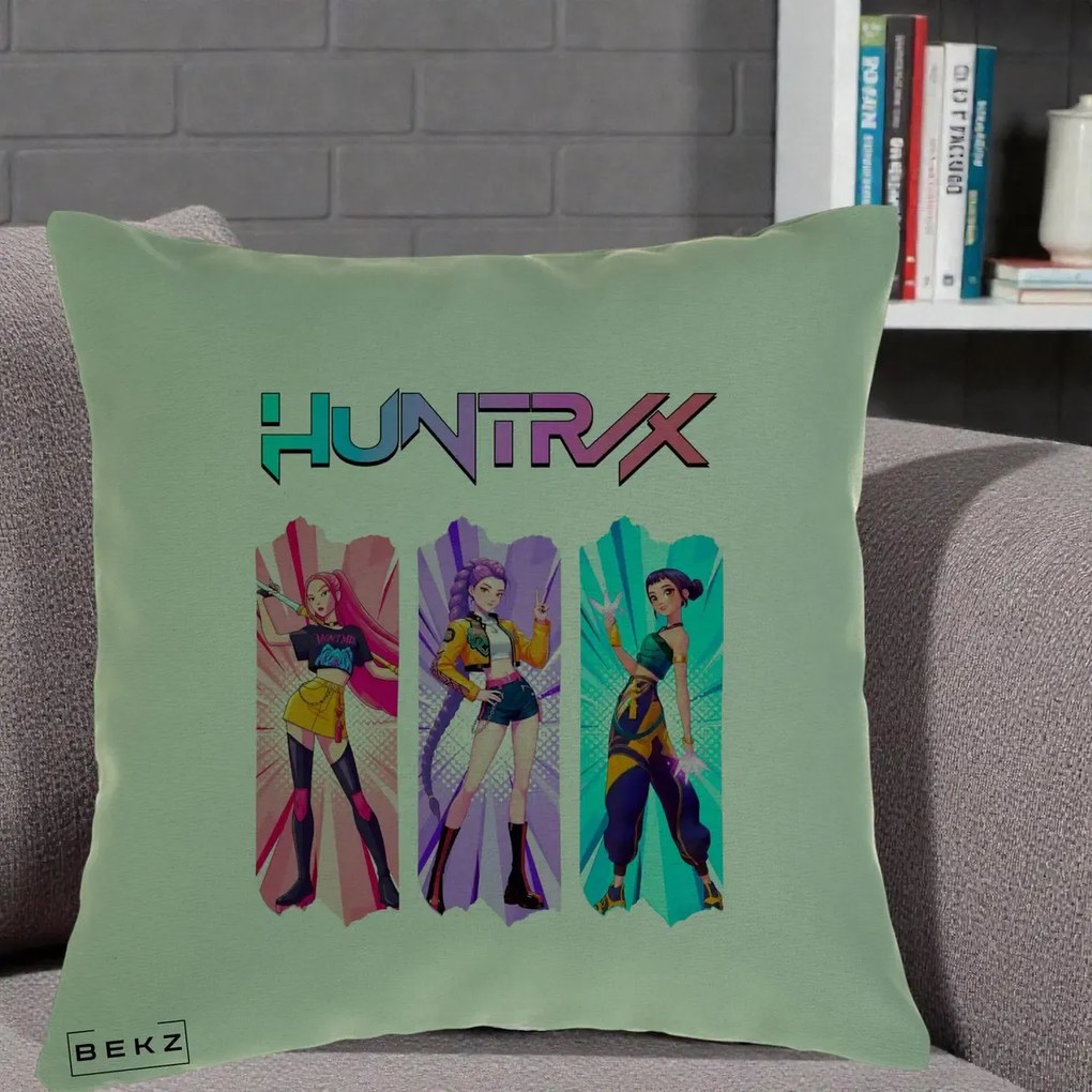 Perna Personalizata K-pop HUNTRX Trio cu Pisica in Benzi, 40x40 cm, Verde, Husa Detasabila, Perna Inclusa, BEKZ®