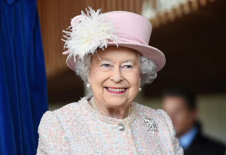 Fotografie Queen Elizabeth II at the Chichester Theatre, Stuart C. Wilson