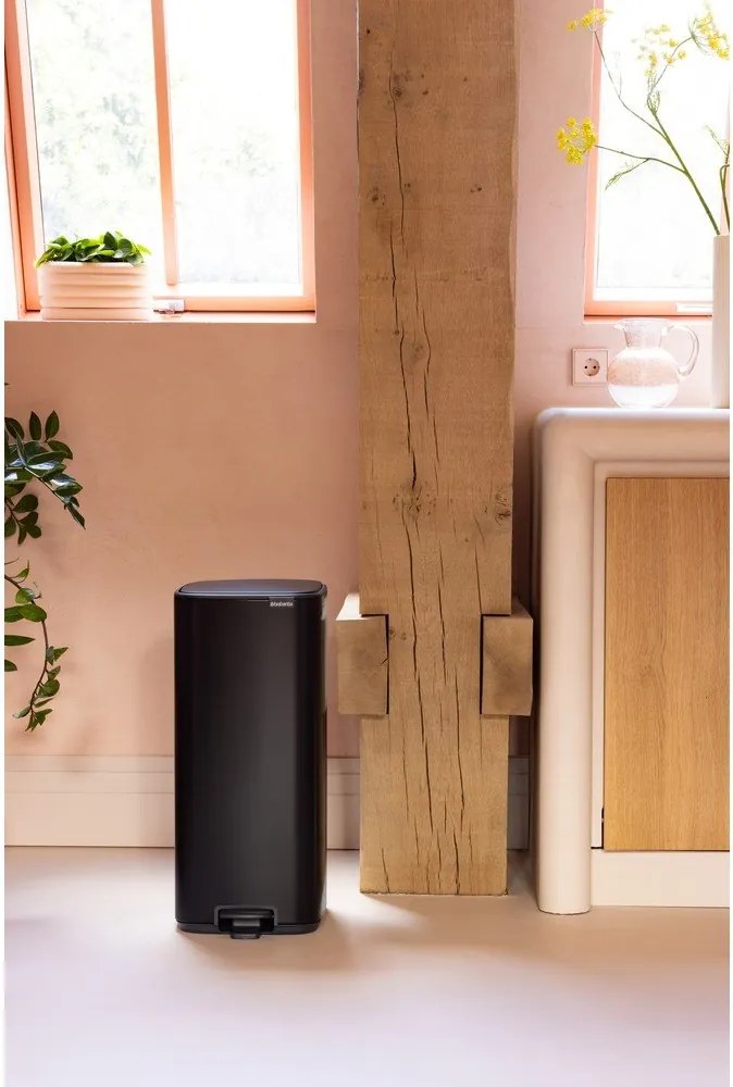 Coș de gunoi negru mat cu pedală din oțel 30 l Bo – Brabantia