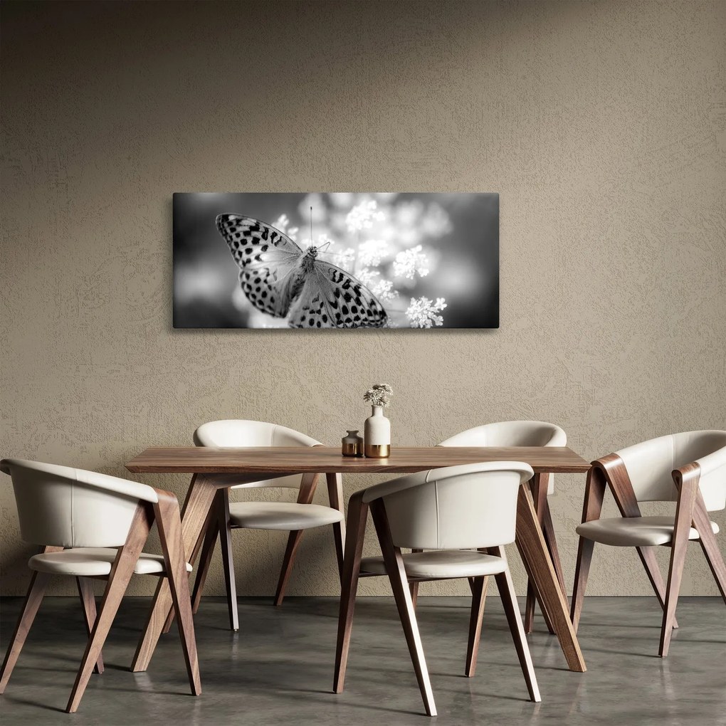 Tablou - Detailu cu fluture care polenizează floare (120x50 cm)