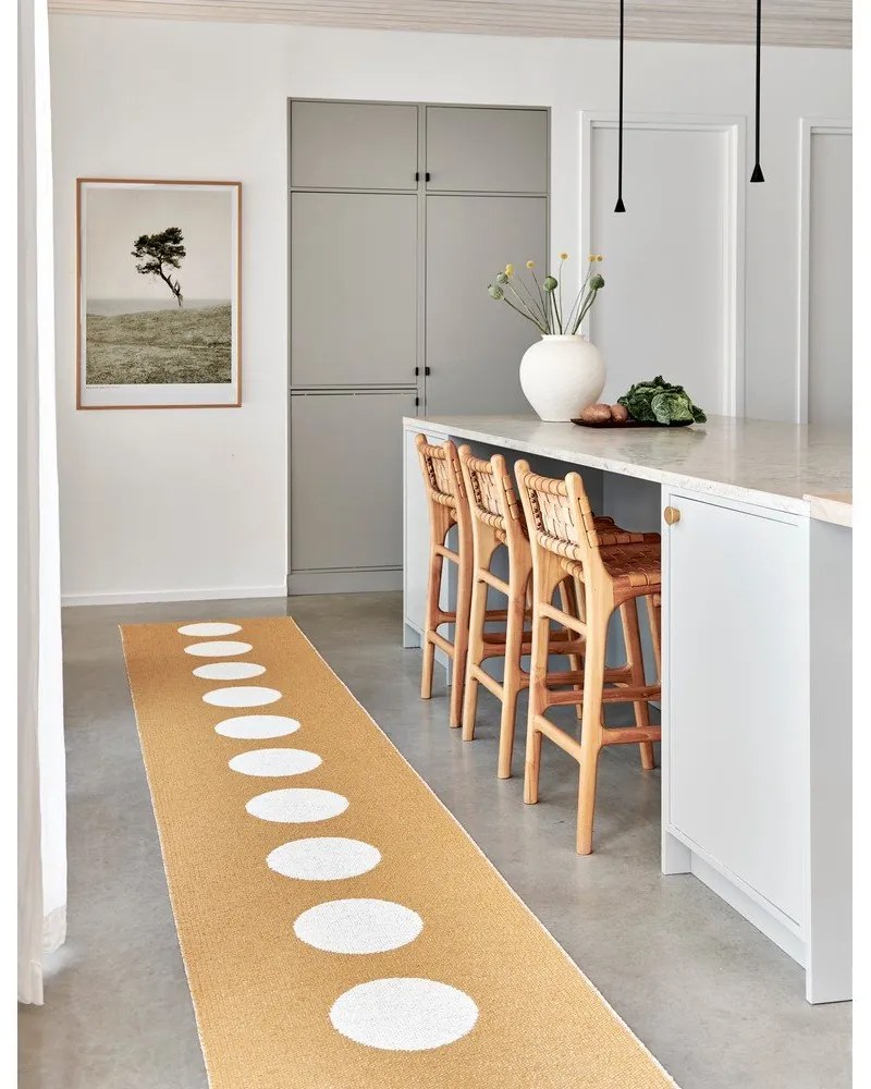 Covor tip traversă pentru interior și exterior galben ocru 70x300 cm Vera Ochre – Pappelina