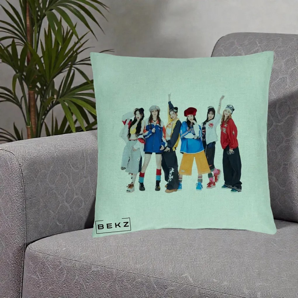 Perna Personalizata Grup K-pop Fete in Picioare Foto, 40x40 cm, Verde Menta, Husa Detasabila, Perna Inclusa, BEKZ®