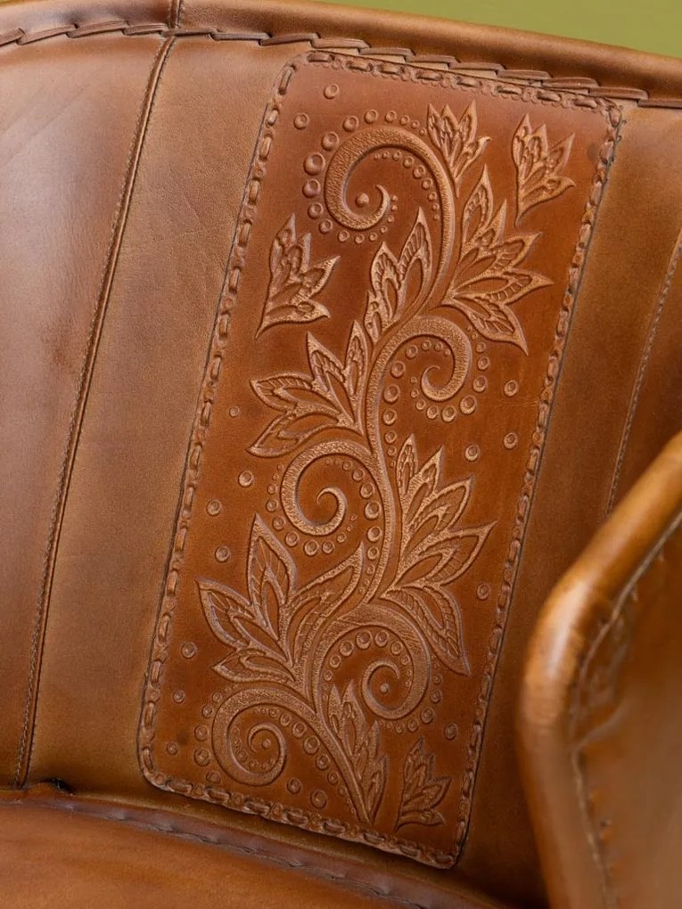 Scaun dining din piele naturală, maro, cu spătar curbat, motive florale gravate și picioare negre din metal, 75 x 49 x 61 cm, „Arabesque”