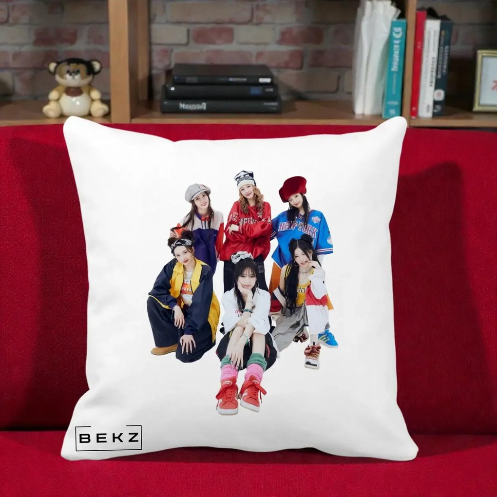Perna Personalizata Grup K-pop Fete Streetwear Foto, 40x40 cm, Alba Mata, Husa Detasabila, Perna Inclusa, BEKZ®