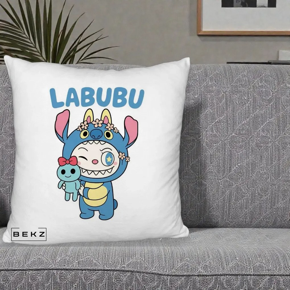 Perna Personalizata Labubu x Stitch cu Flori, 40x40 cm, Alb Pufos, Husa Detasabila, Perna Inclusa, BEKZ®