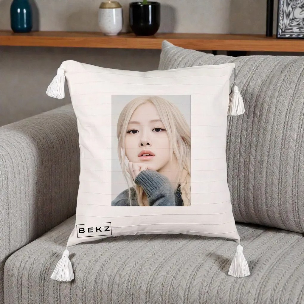 Perna Personalizata K-pop BLACKPINK Rose cu Jucarie de Plus, 40x40 cm, Bej cu Franjuri, Husa Detasabila, Perna Inclusa, BEKZ®